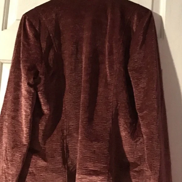 Isaac Mizrahi Women's Velvet Burgundy Blazer - Picture 4 of 5